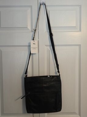 Minimal Black Leather Crossbody Bag with Front Zip Pocket New Y2k